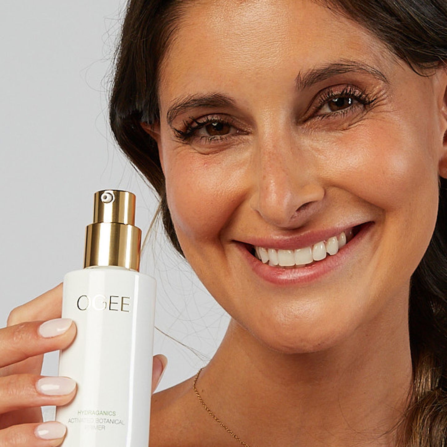 A weightless, whipped Jojoba Oil cream rich in ultra-hydrating micro Hyaluronic Acid and Sugarcane-derived Squalane to reduce visible signs of aging, increase skin elasticity, and revitalize complexion. Infused with super-power flowers, Rose and Chamomile to boost antioxidants, improve the appearance of irritation, and create a protective botanical barrier from pollutants.