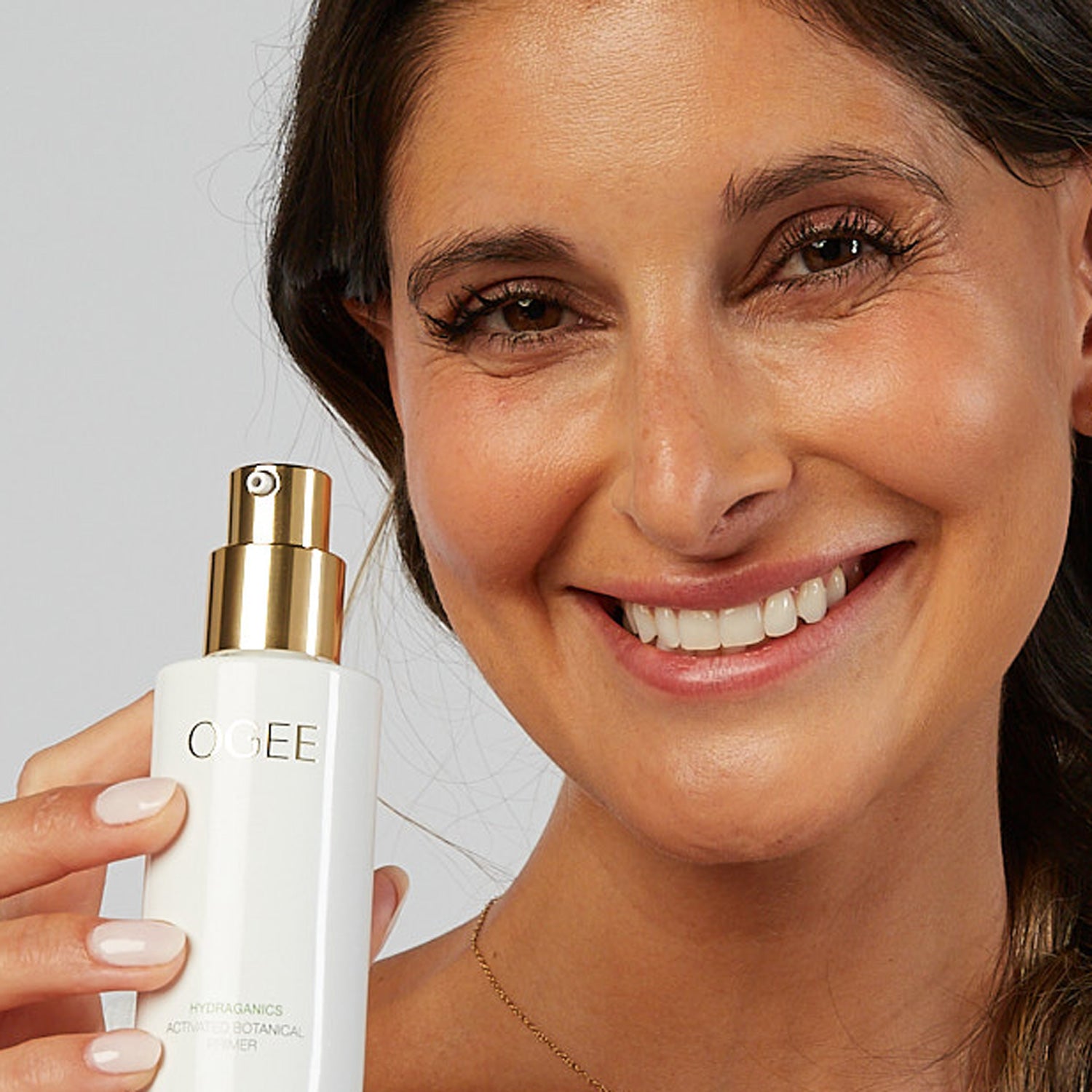 A weightless, whipped Jojoba Oil cream rich in ultra-hydrating micro Hyaluronic Acid and Sugarcane-derived Squalane to reduce visible signs of aging, increase skin elasticity, and revitalize complexion. Infused with super-power flowers, Rose and Chamomile to boost antioxidants, improve the appearance of irritation, and create a protective botanical barrier from pollutants.